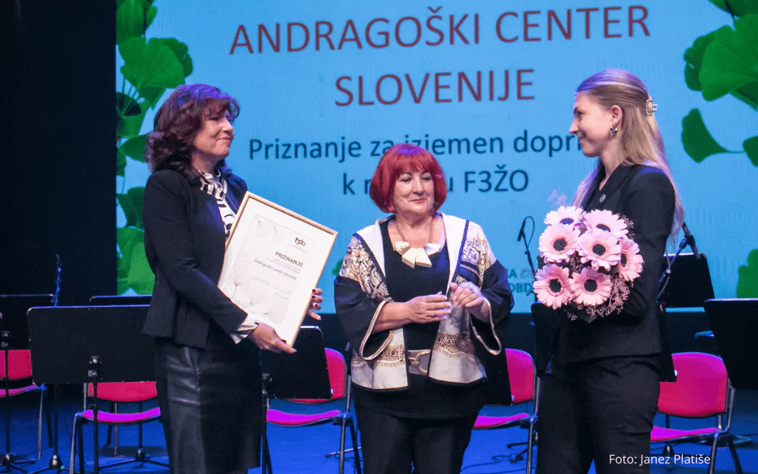 Slavnostni trenutek, ko direktorica Andragoškega centra Slovenije Nataša Potočnik drži v rokah priznanje za izjemen doprinos k razvoju Festivala za tretje življenjsko obdobje.