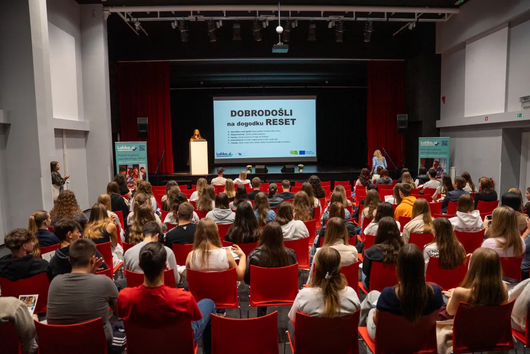 Polna dvorana ob začetku dogodka